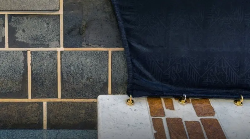 موجودة بجوار باب الكعبة.. هذه قصة