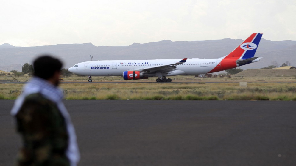 طائرة تنقل أسرى حوثيين تقلع من