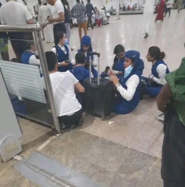 شاهد.. صراخ وهلع بمطار الخرطوم.. فيديو