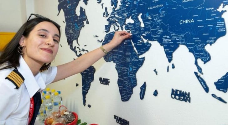 الأردنية نادين قطامين أول مدربة طيران