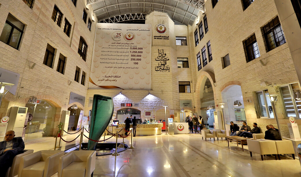 آل الشيخ يعتذرون لممرضة في المستشفى