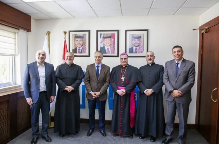 القيسي يلتقي أسقف مزار لورد الفرنسي