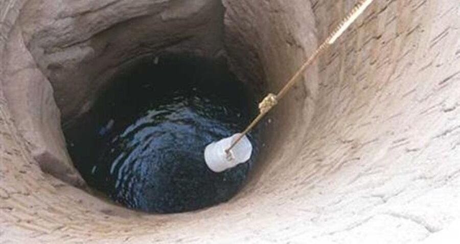 إنقاذ طفل ورجل علقا في بئر