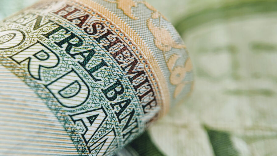 طلب قوي على الدينار لدى شركات