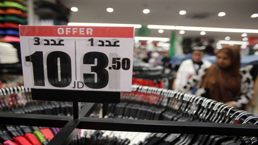 اكتظاظ متاجر بالمتسوقين مع اقتراب عيد