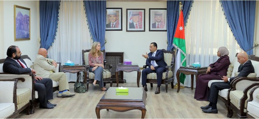 العلاقمة يلتقي الملحق الإقليمي لدى وزارة