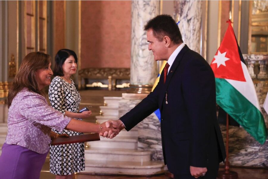 السفير المساعدة يقدم أوراق اعتماده لرئيس