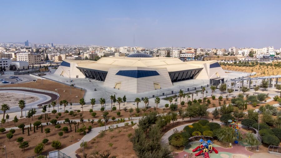 أسرة متحف الدبابات الملكي تتمنى لكم