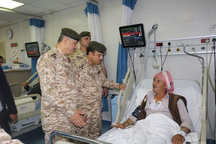 كبار ضباط القوات المسلحة يعودون المرضى