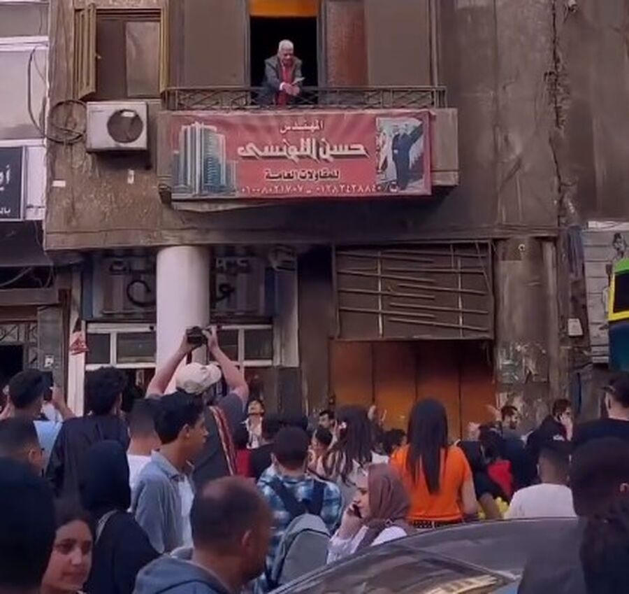 بنحبك يا حسن.. شاهد مصريا ينثر