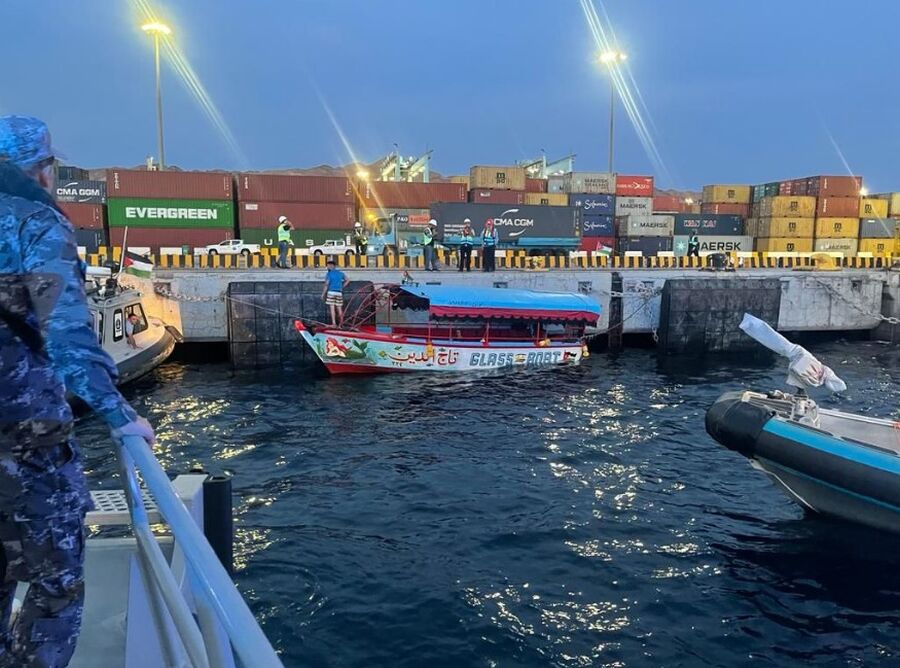 القوة البحرية والزوارق الملكية تنقذ مركبا