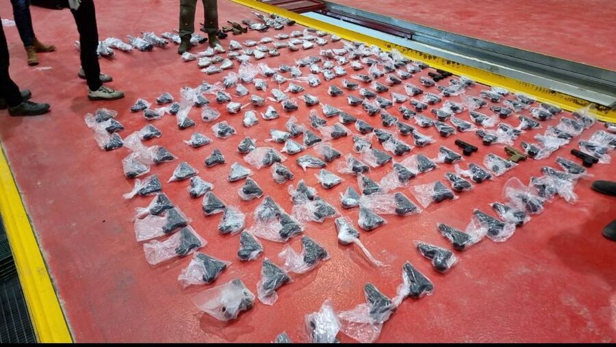 من هو الخمسيني الاسرائيلي الملثم الذي