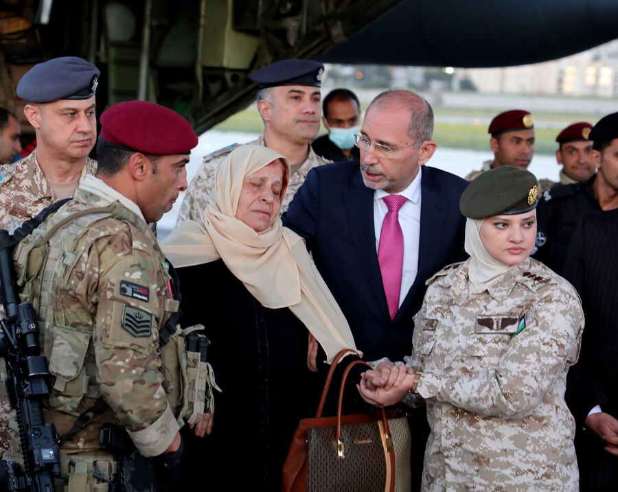 طائرة الإجلاء الأردنية السادسة تقل 67