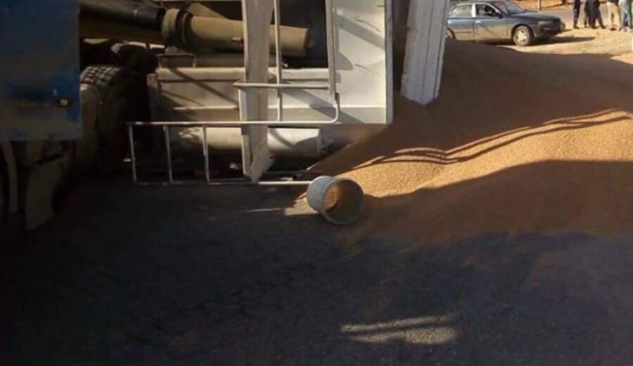 على طريق النقب.. تدهور مركبة شحن