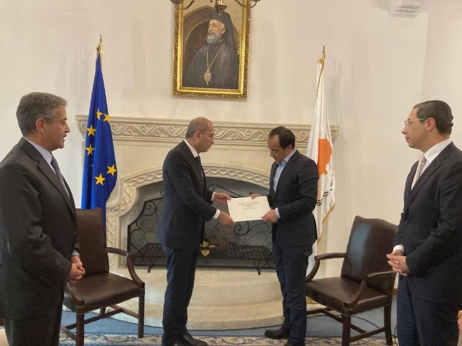 وزير الخارجية يسلم رسالة من الملك