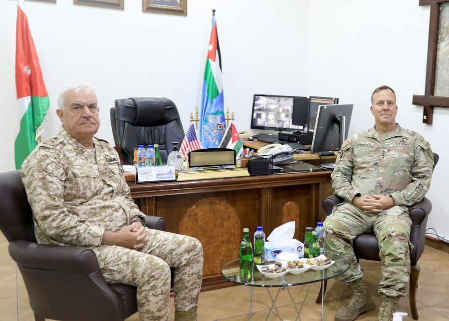رئيس هيئة الأركان يجتمع مع قائد