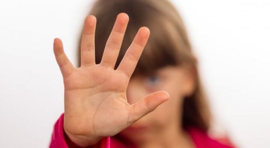 تجردت من أمومتها وعذبت ابنتها حرقا