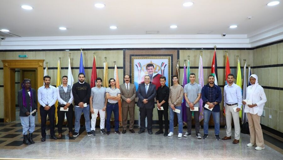 جامعة الزرقاء تكرم الدفعة الأولى من