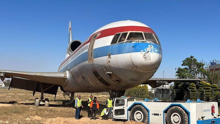 نقل طائرتين جاثمتين في مطار الملكة