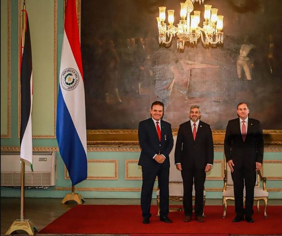 السفير المساعدة يقدم أوراق اعتماده لرئيس