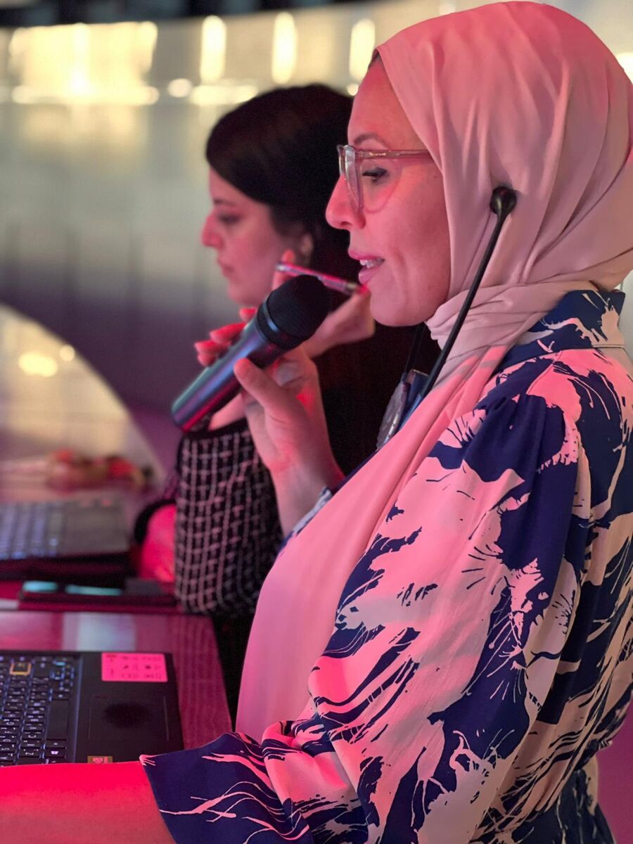 طالبة في مؤسسة قطر تدعم ذوي