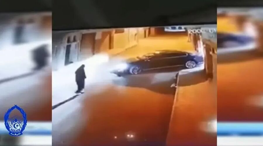 تنكر بزي نسائي وأطلق 3 عيارات..