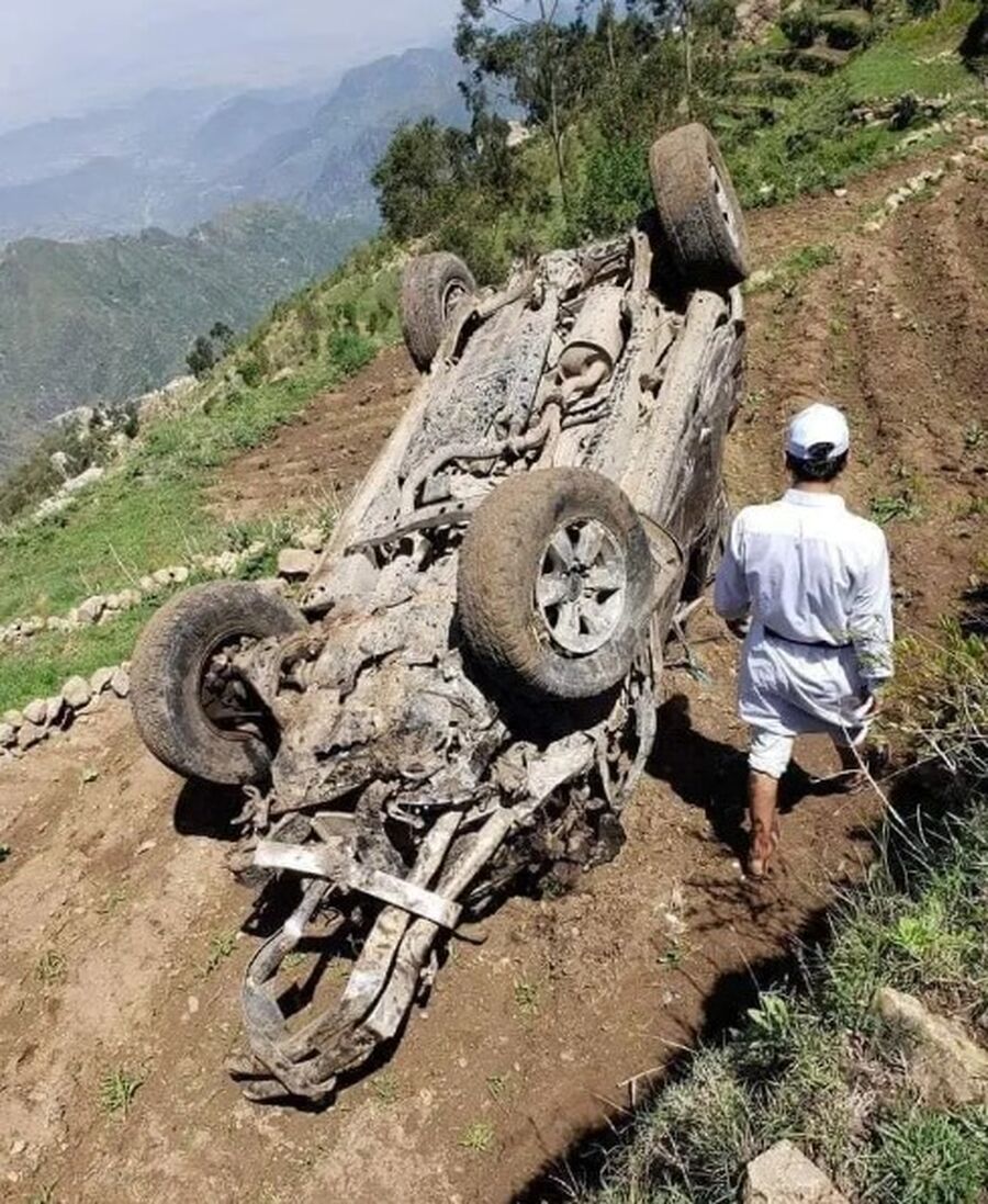 السيول تدفع بسيارة من أعلى منحدر