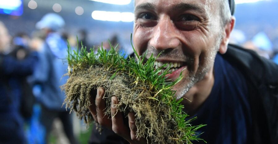 مشجعو نابولي يستولون على عشب ملعب