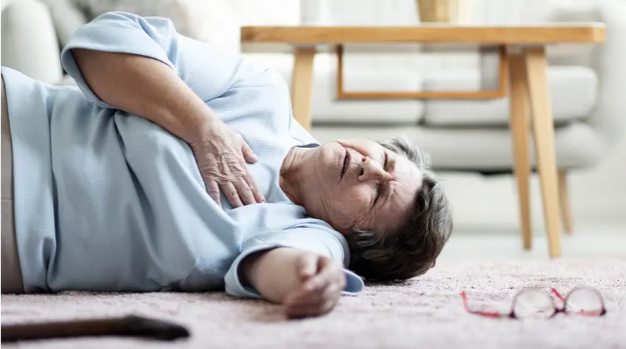 سقطت بشكل مفاجئ.. ساعة أبل تنقذ