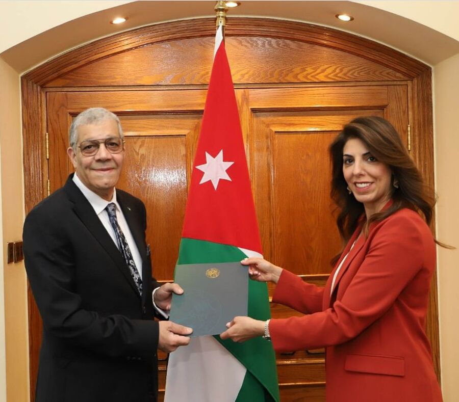 الخارجية تتسلم نسخة من أوراق اعتماد