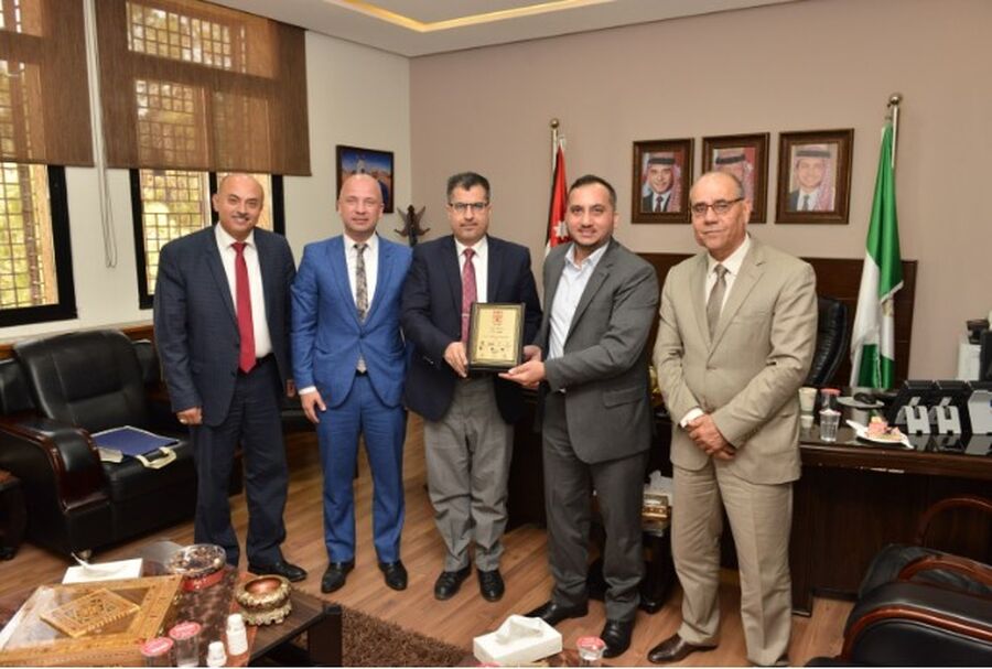 رئيس جامعة البترا يكرم الإعلامي الطلافحة