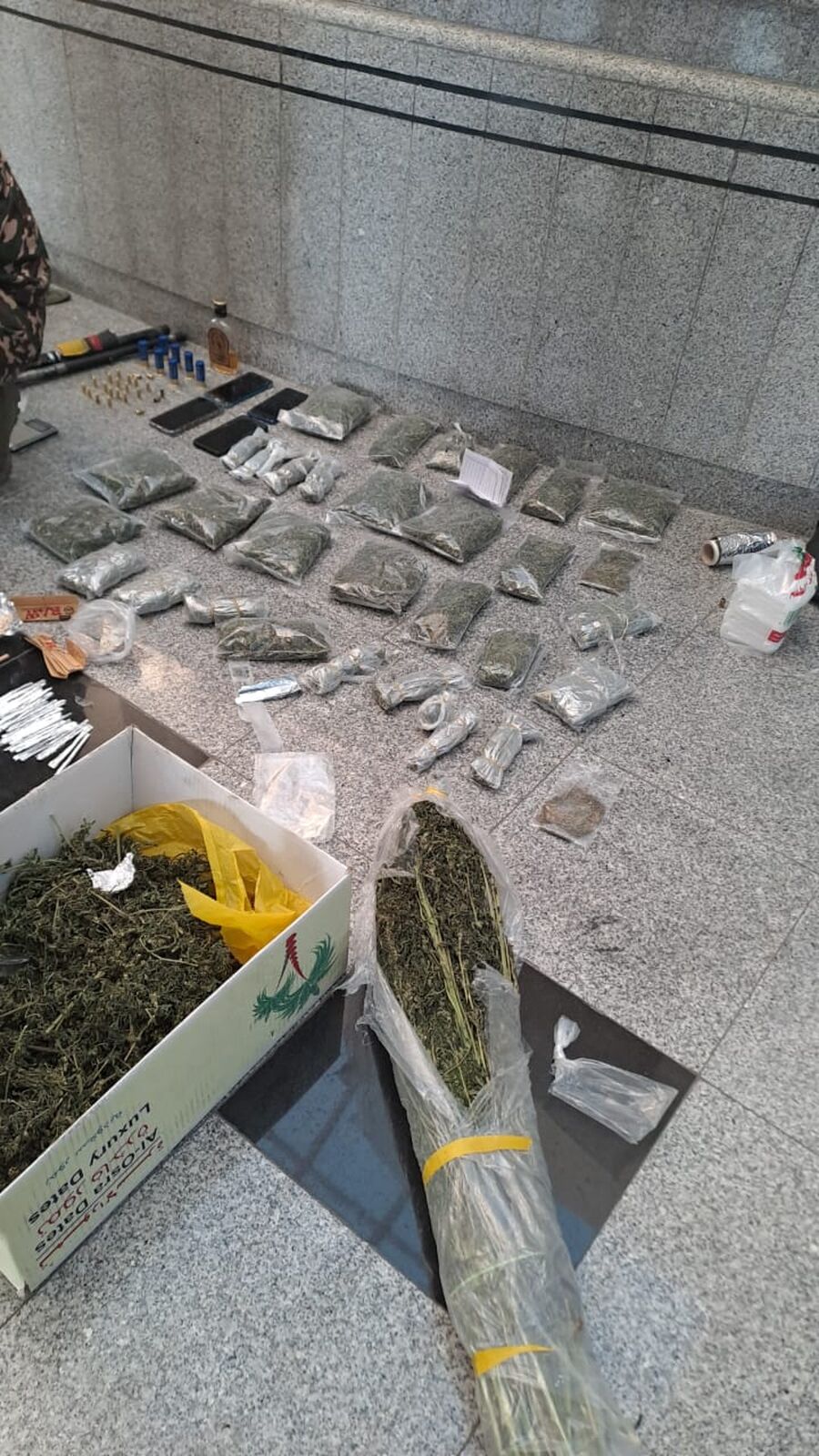 الجمارك: ضبط مركبة بداخلها سلاح ناري