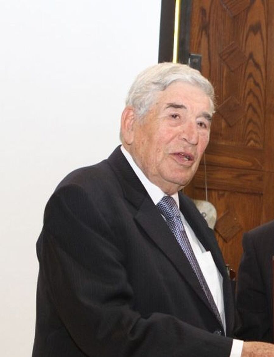 الفايز ينعى العين الأسبق الدكتور عارف