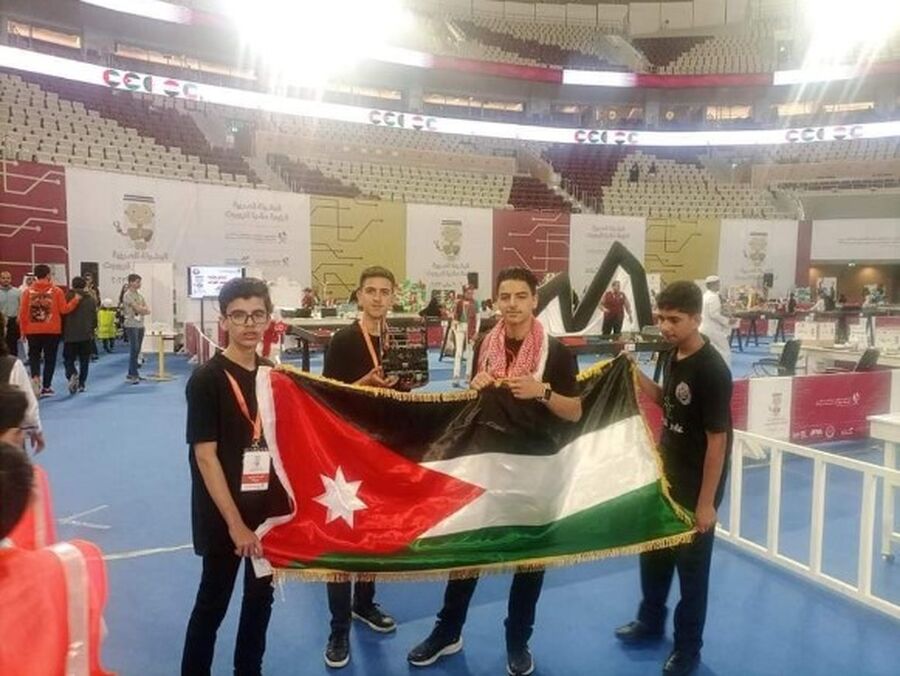 وزير التربية يهنئ فريق مدرسة الملك