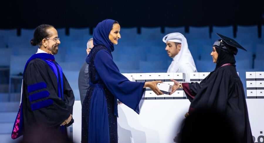 الشيخة موزا بنت ناصر تشهد حفل