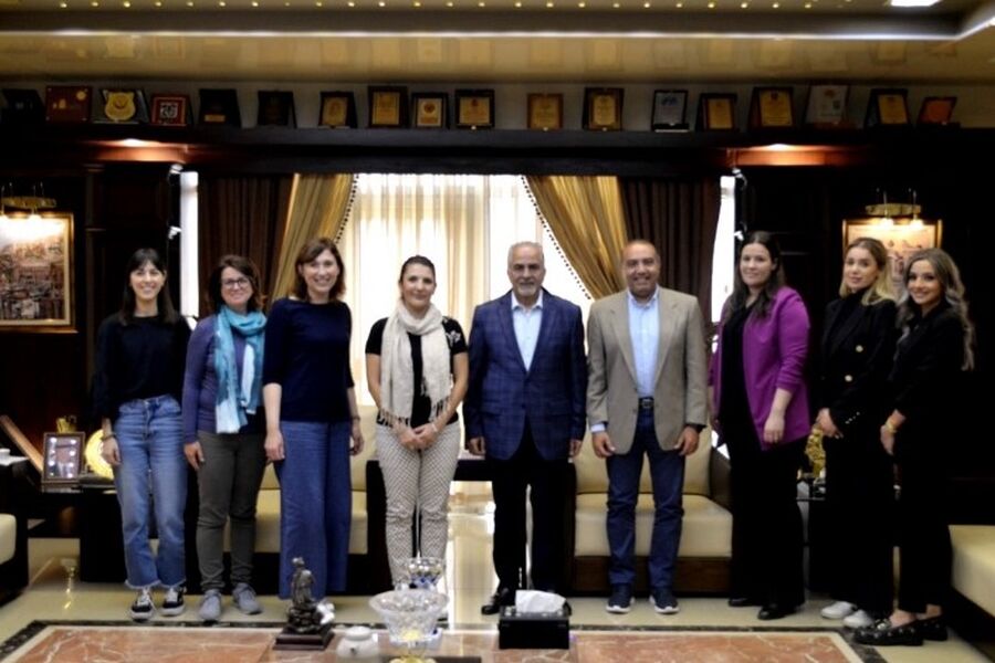 عمان الأهلية تستقبل وفدا من برنامج