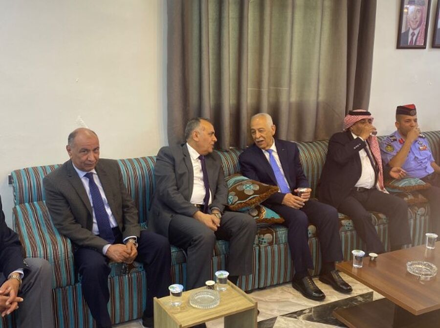 مندوبا عن الملك.. العيسوي يعزي بالمرحوم