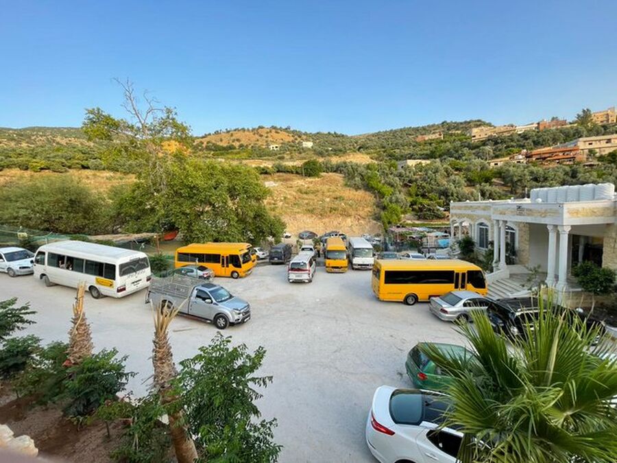 آلاف الزوار يرتادون المواقع السياحية في