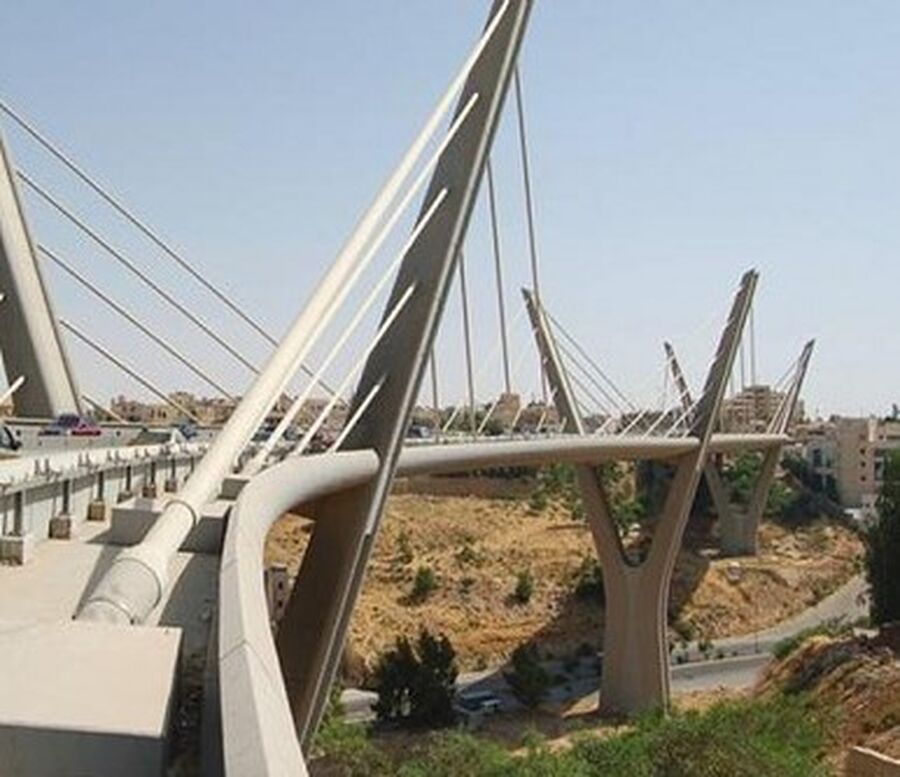 خمسينية تحاول القاء نفسها من اعلى