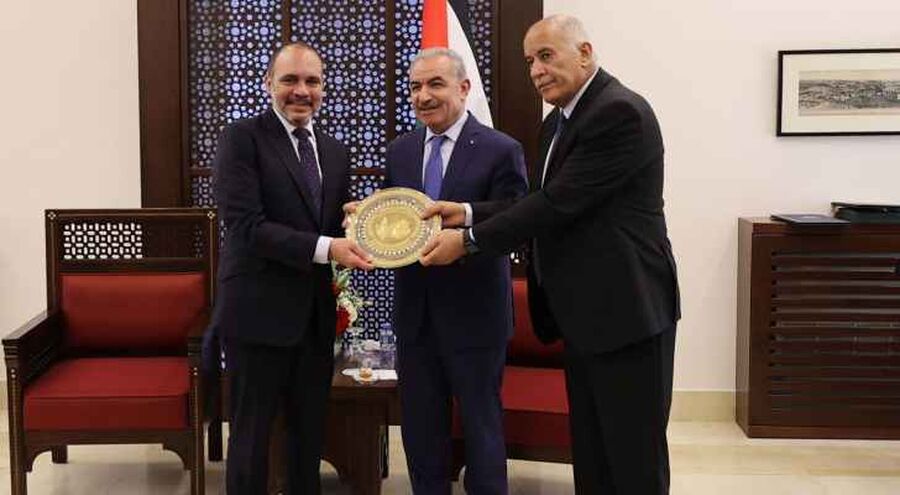 الأمير علي يتسلم درع رئيس دولة