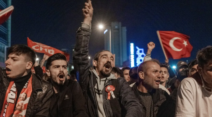 (شاهد) أنصار إردوغان وكليجدار أوغلو يحتفلون