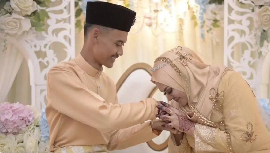 العمر مجرد رقم.. تلميذ يتزوج معلمته