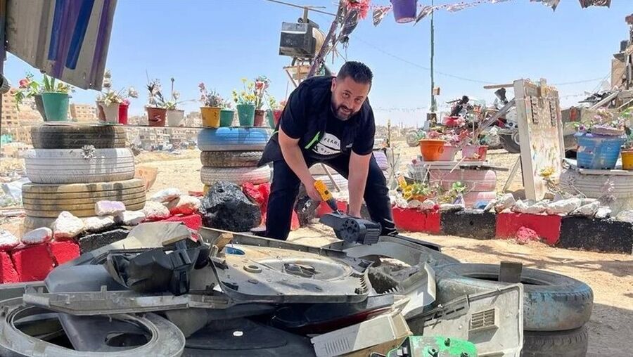 أردني يحول أجهزة كهربائية تالفة لمجسمات