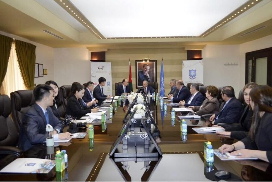 عمان الأهلية تستقبل وفدا من جامعة