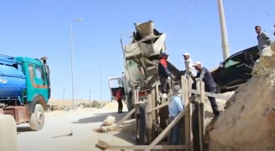 خط مياه يتسبب بتأخير انجاز مشروع