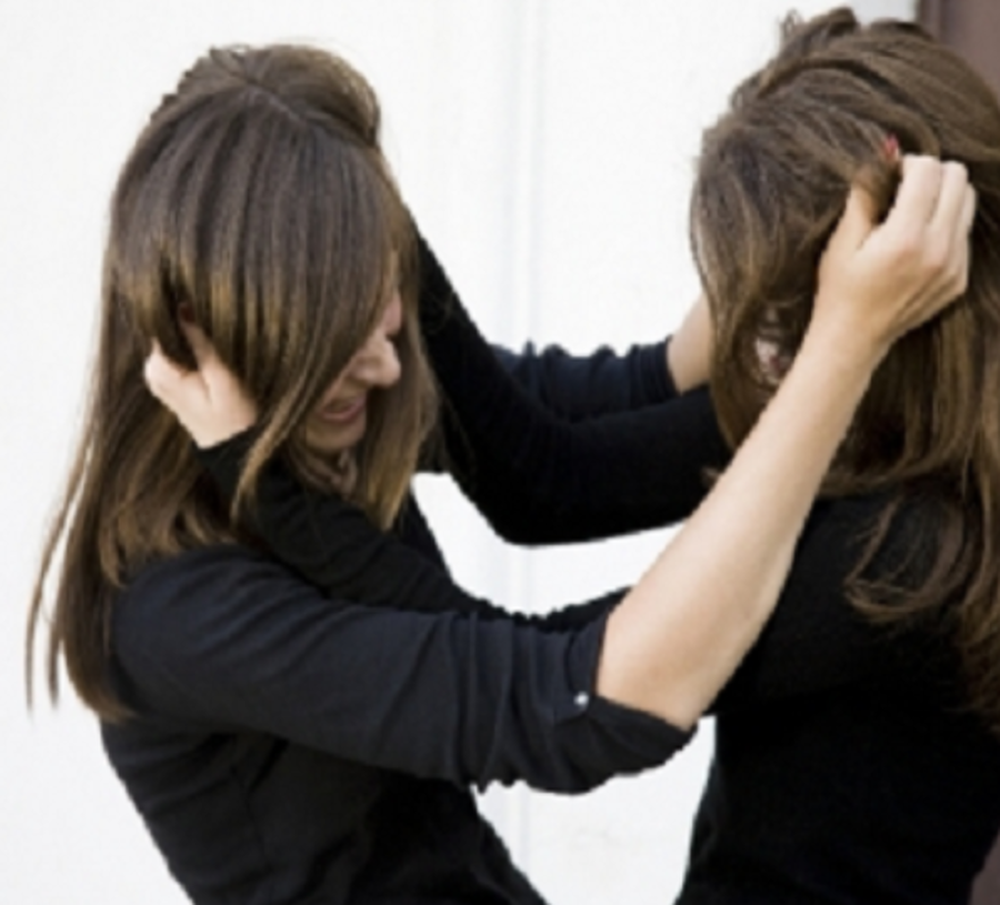 أم و جدة تعتديان على مدرسة