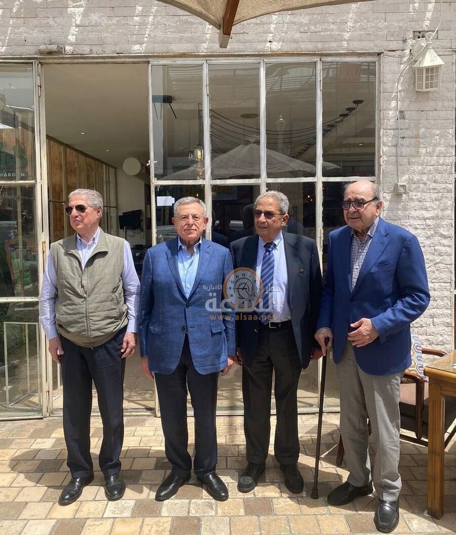 جلسة من نوع فوق الخاص بمطعم