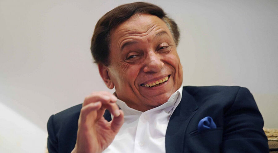 عادل إمام وأصدقائه يحتفلون بعيد ميلاده