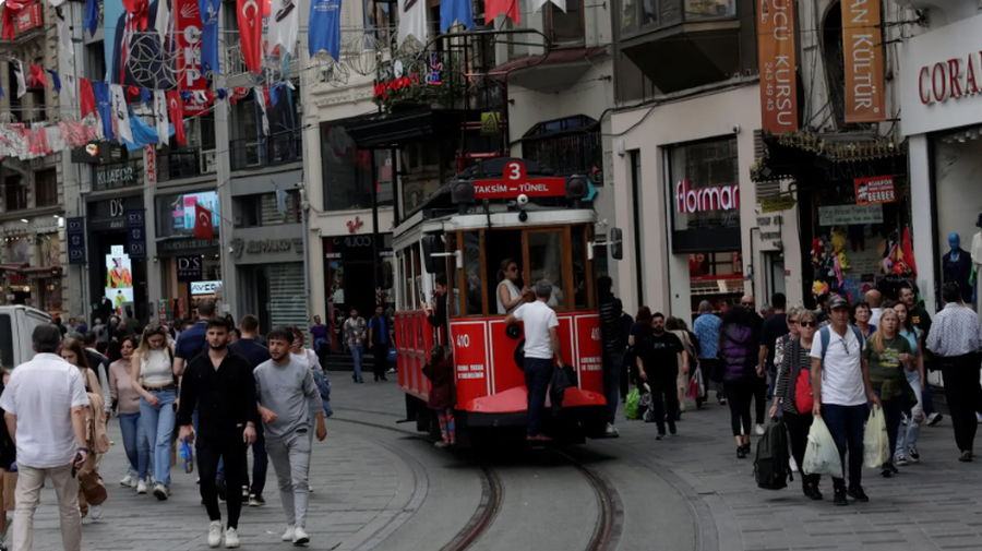 العرب بدائيون وليسوا بشرا.. تركي عنصري