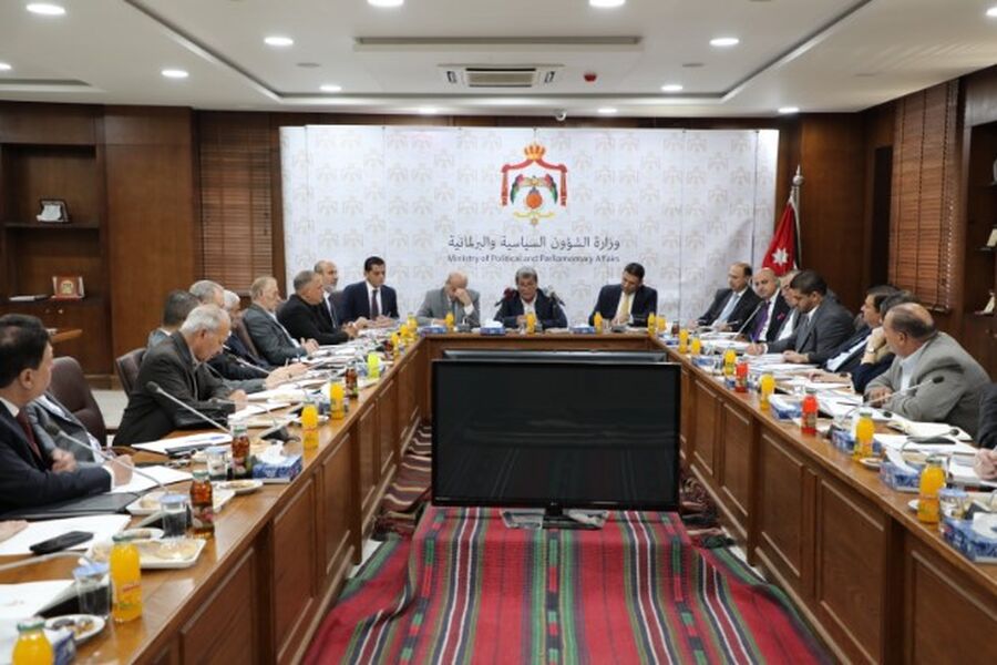 الحكومة: نقف على مسافة واحدة من